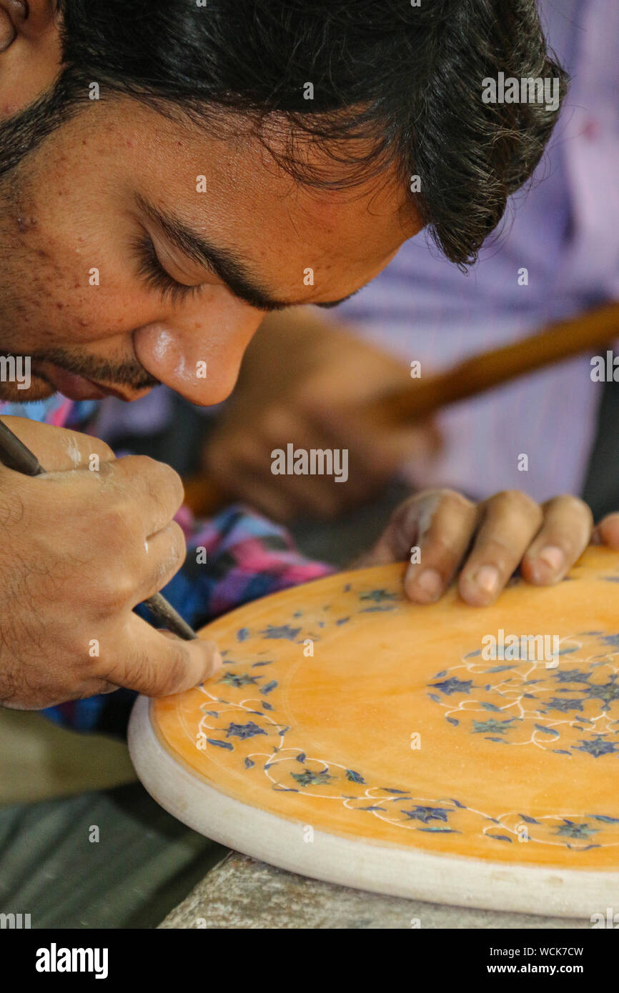 Artisan employant des techniques traditionnelles et l'élaboration de morceaux de marbre et pierres semi-précieuses sur une main-powered emery roue, Taj Mahal, Agra, Inde Banque D'Images