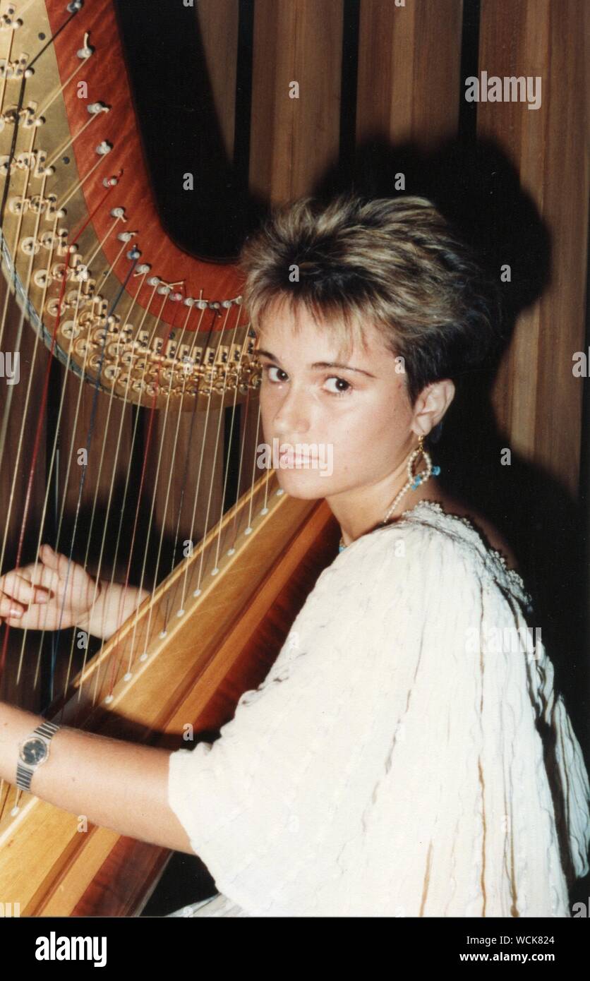 Vue de côté Portrait de femme jouant de la Harpe par Wall Photo Stock -  Alamy