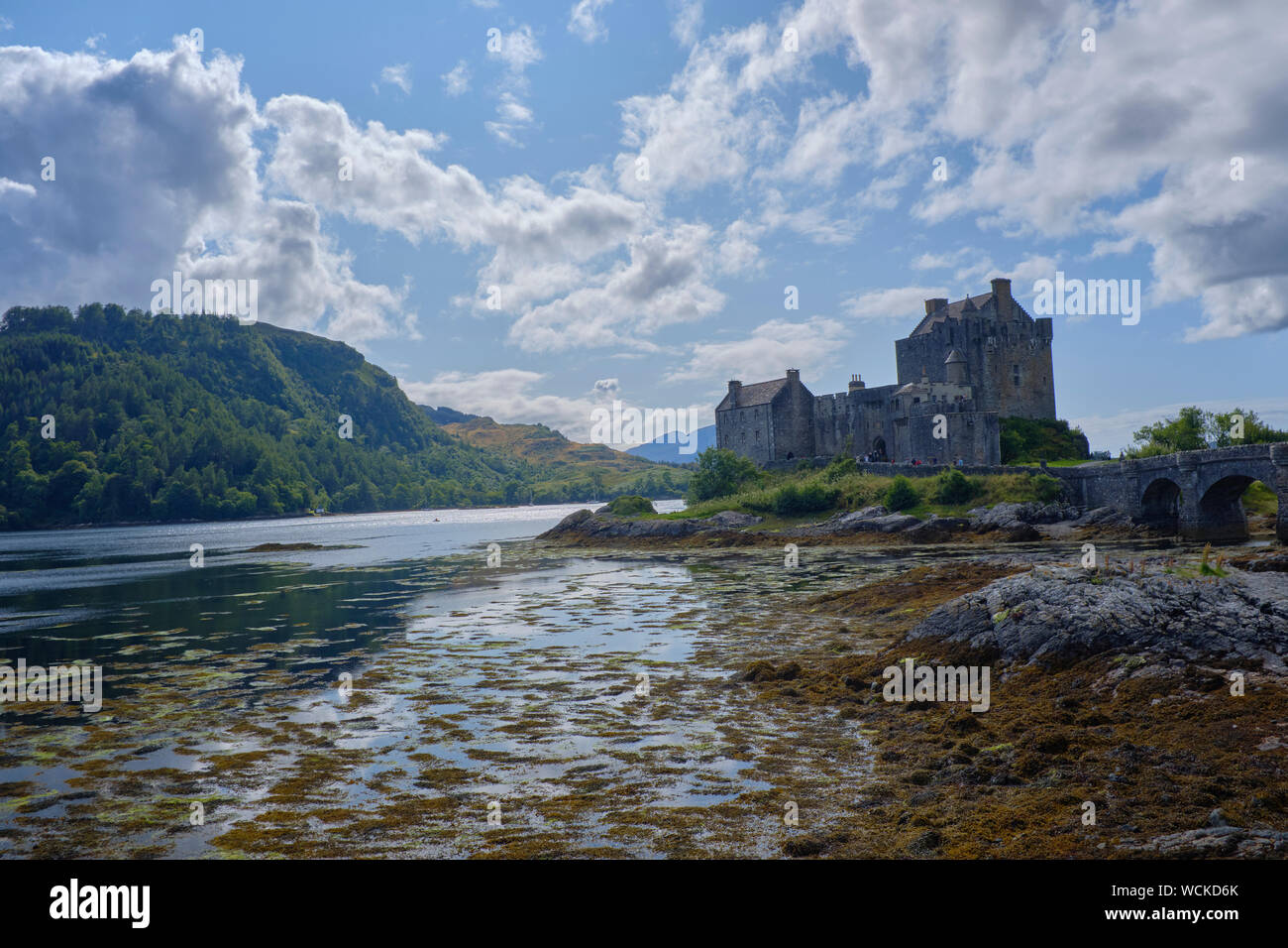 L'un des plus emblématiques de l'Écosse et plus reconnaissables dans l'ensemble de châteaux majestueux NW highlands sur la route de l'île de Skye. En vedette dans de nombreux films Banque D'Images