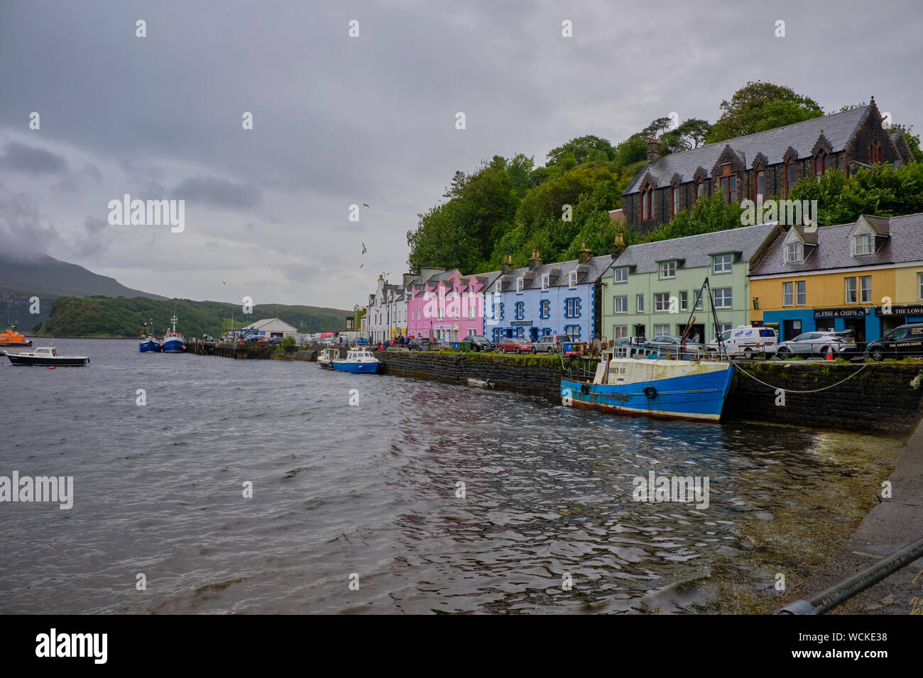 Portree (/pɔːrˈtriː/ ; gaélique écossais : Port Rìgh, prononcé [] pʰɔrˠʃt̪ˈɾiː) est la plus grande ville de et habitant de l'île de Skye à l'intérieur Hebrid Banque D'Images