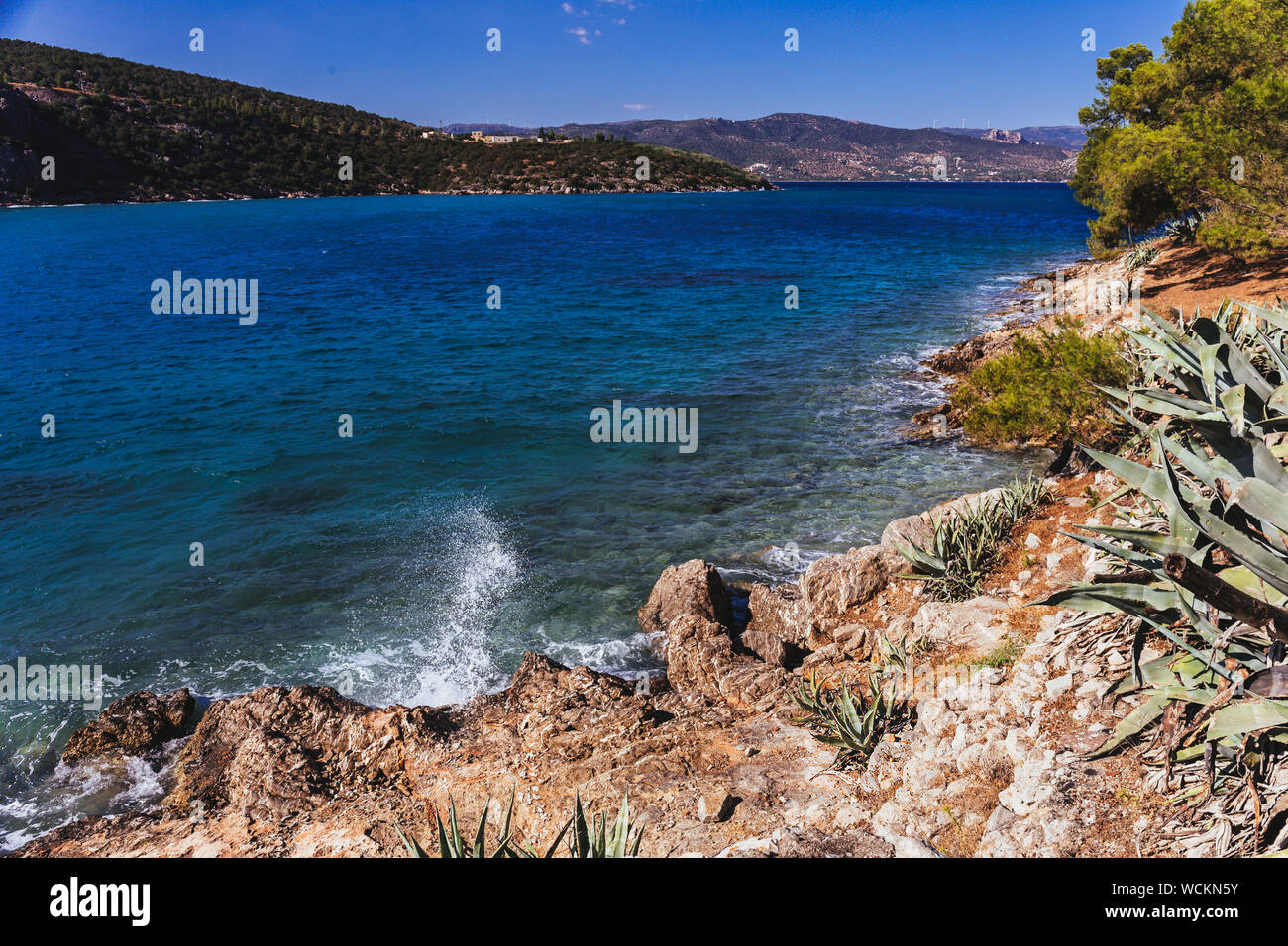 Beau panorama du paysage marin avec ciel bleu à la lumière du jour Banque D'Images