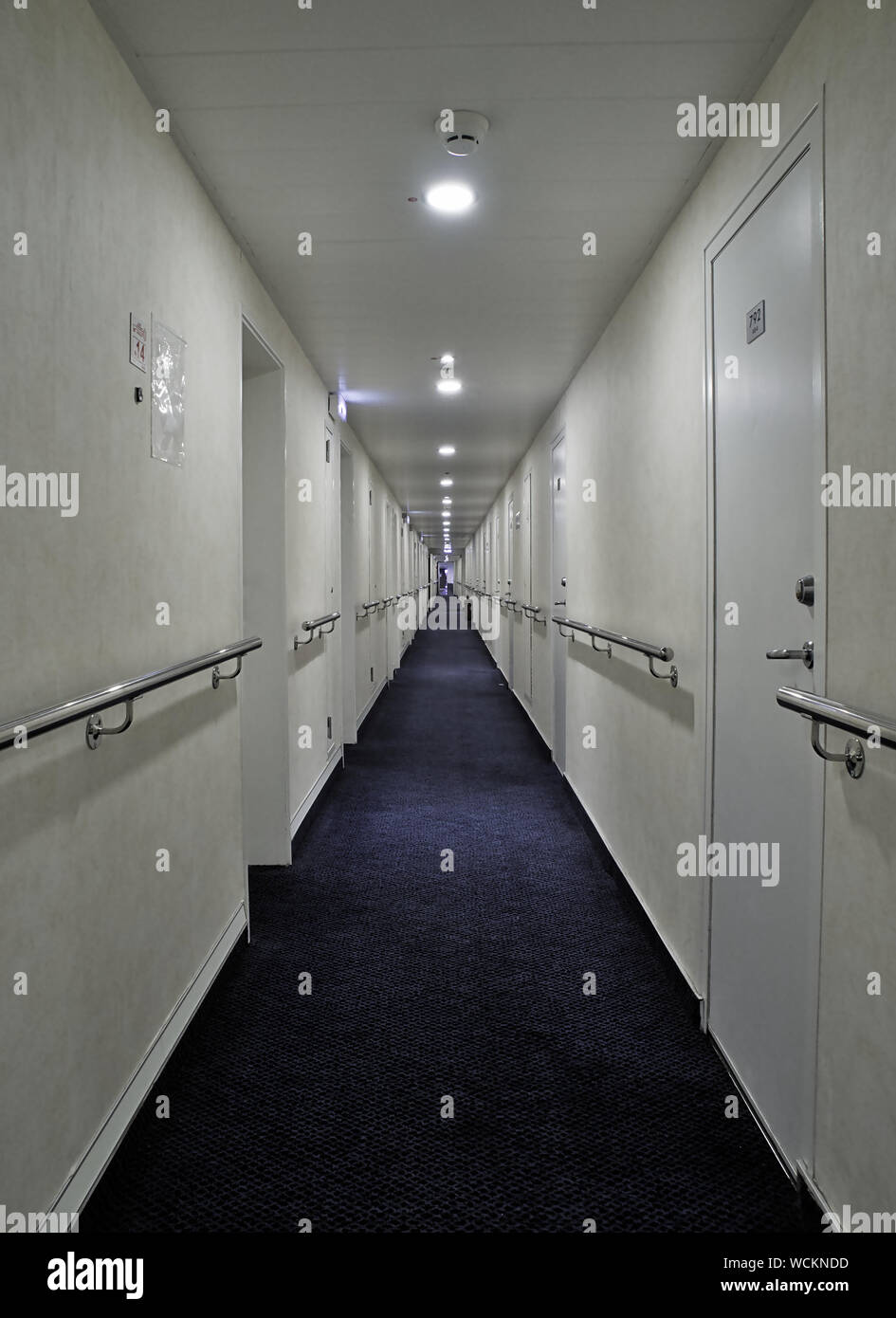L'intérieur du corridor de navire cabines diminuant la perspective. Banque D'Images