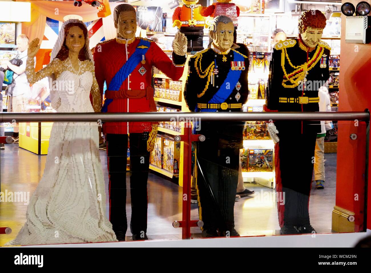 Une création lego dans la boutique de jouets Hamleys représentant le Prince William, Catherine Duchess de Cambridge, le Prince Charles et le Prince Harry. Banque D'Images