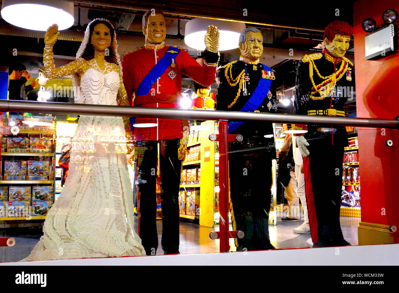 Une création lego dans la boutique de jouets Hamleys représentant le Prince William, Catherine Duchess de Cambridge, le Prince Charles et le Prince Harry. Banque D'Images