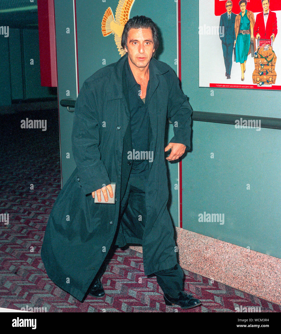 L'acteur américain Al Pacino arrivant à l'aéroport d'Heathrow à Londres en novembre 1989. Banque D'Images