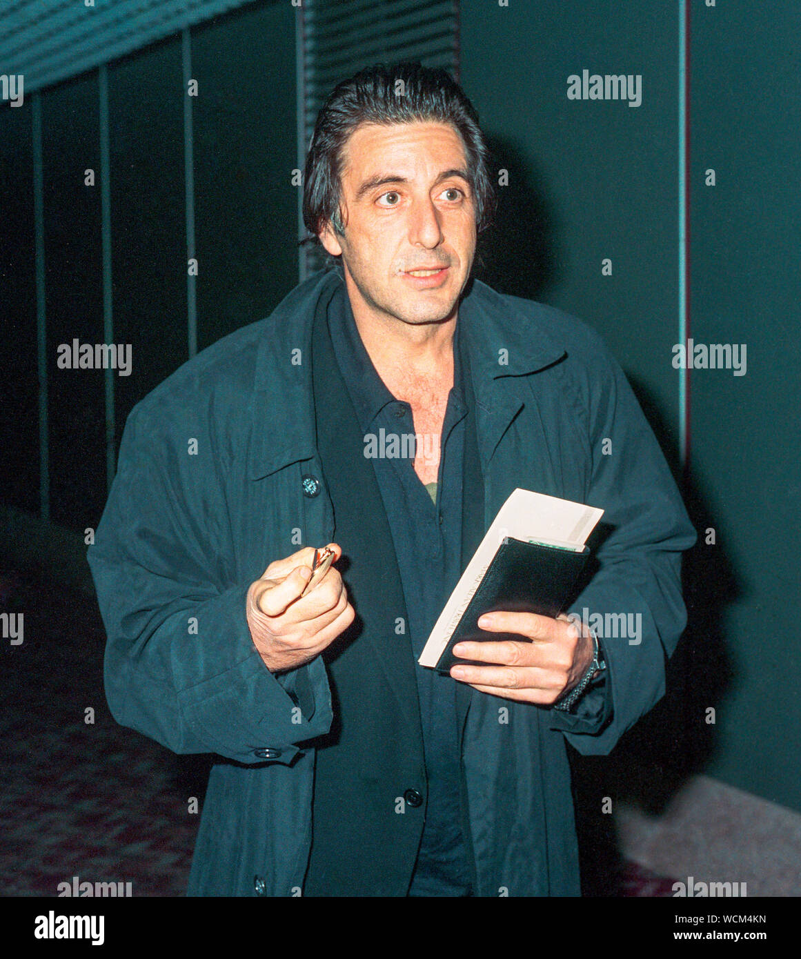 L'acteur américain Al Pacino arrivant à l'aéroport d'Heathrow à Londres en novembre 1989. Banque D'Images