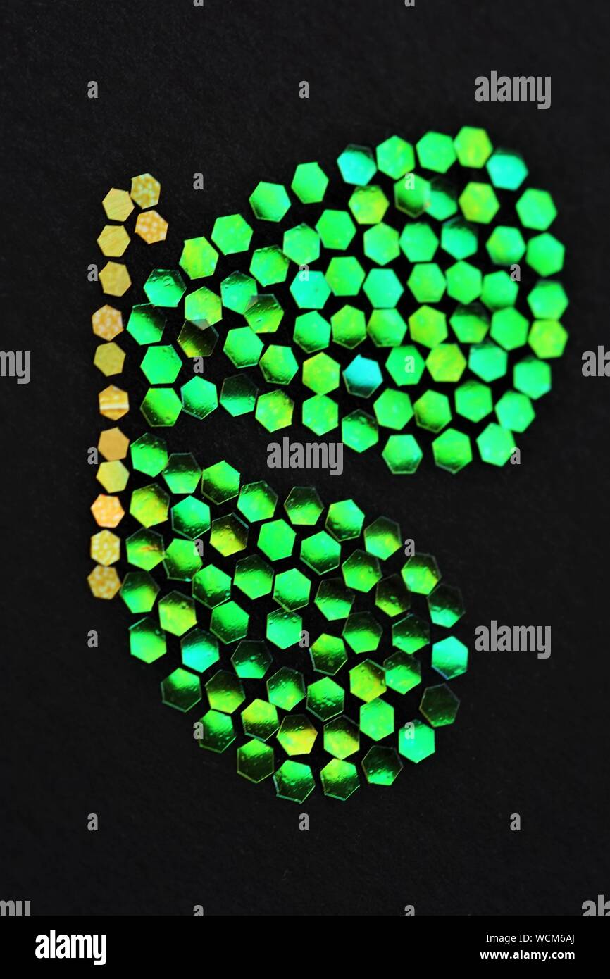 Du vert papillon paillettes brillantes sur fond noir Banque D'Images