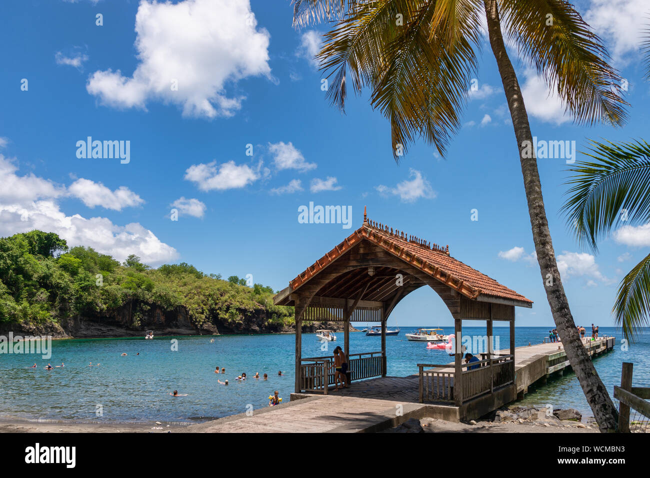 L'Anse Noire, Martinique, FR : 13 août 2019 : les personnes bénéficiant d'une journée chaude à l'Anse Noire. Banque D'Images