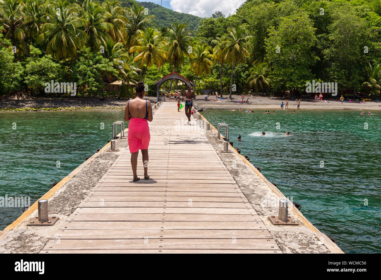 L'Anse Noire, Martinique, FR : 13 août 2019 : les personnes bénéficiant d'une journée chaude à l'Anse Noire. Banque D'Images