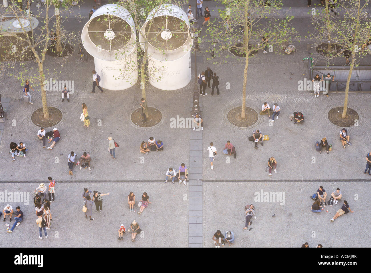 Vue aérienne de personnes - Vue de dessus des gens du Centre Pompidou à Paris, France, Europe. Banque D'Images