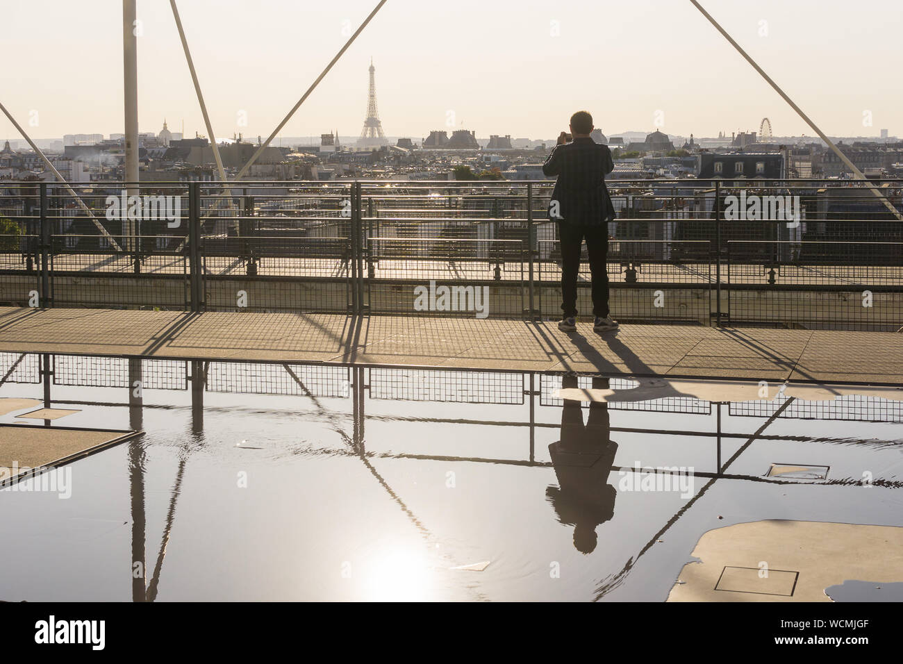 Paris Centre Pompidou - Tourist photographing les toits de Paris à partir de la plate-forme d'observation du Centre Pompidou. La France, l'Europe. Banque D'Images