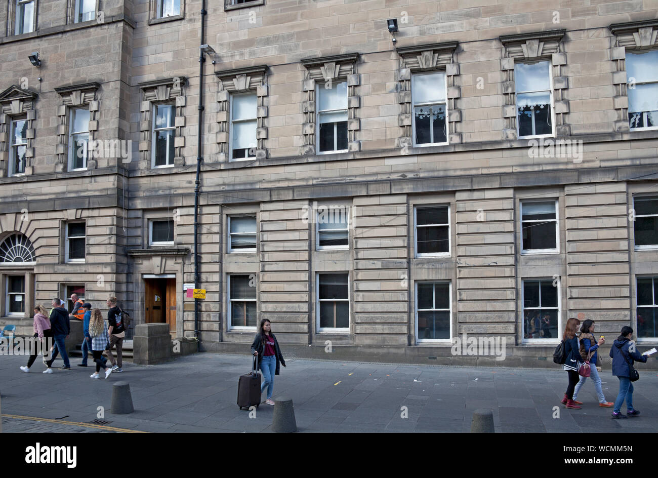 Edinburgh, Ecosse, Royaume-Uni. 28 août 2019. Un ancien bâtiment conseil précédemment partie du conseil d'Édimbourg City Chambers sur le Royal Mile's High Street nombre 329 deviendra maison de vacances appartements pour touristes après conseillers municipaux ont donné leur soutien aux propositions. Le plan est de transformer l'ancien bureau en 24 appartements avec services. Les résidents locaux ont pris aux médias sociaux pour critiquer les plans et certains ont suggéré que les appartements doivent être offerts à l'ex-force les gens qui sont sans abri, d'autant plus que les conseillers municipaux ont récemment été critiquer AirBnB. Banque D'Images