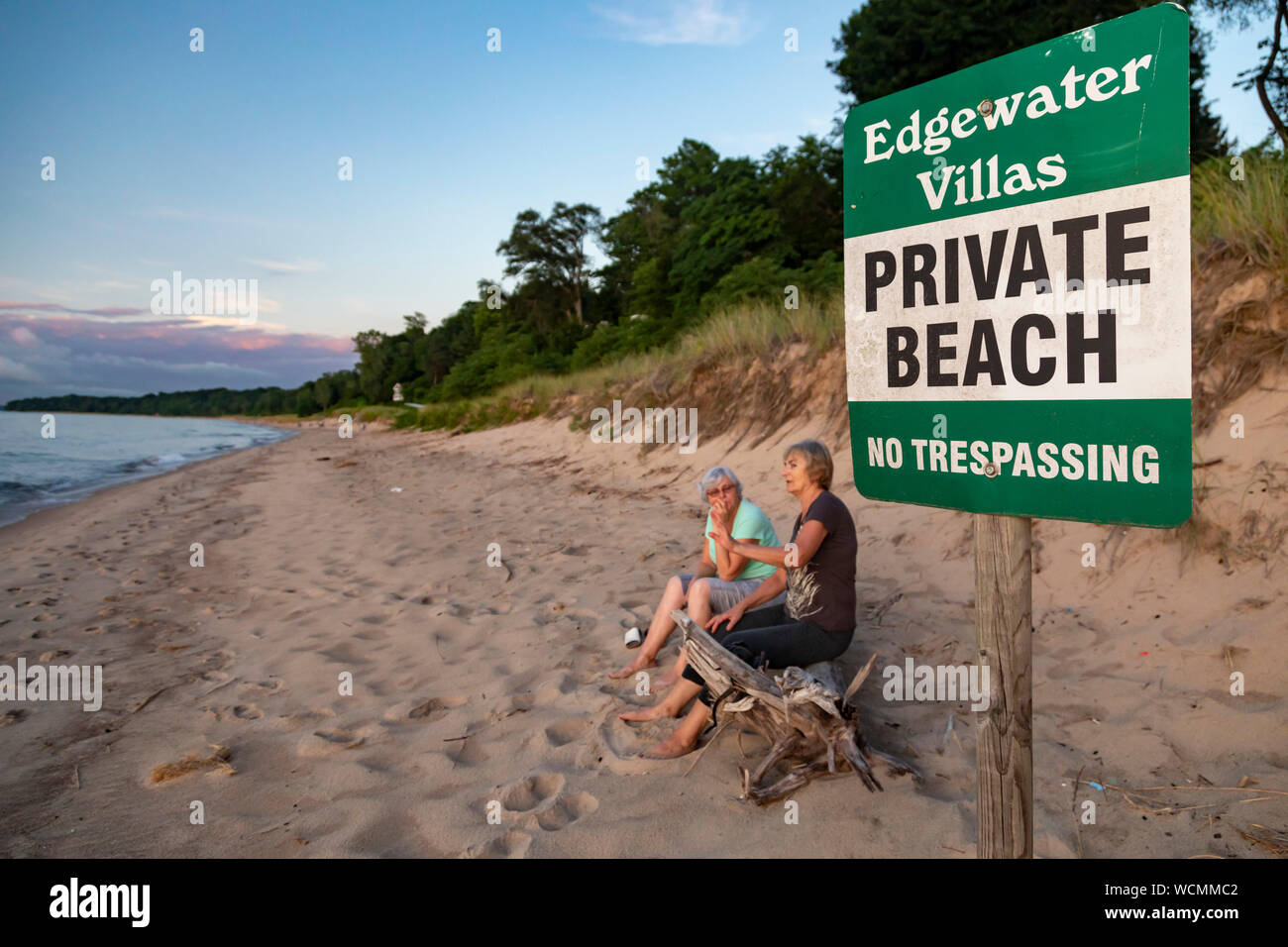 Union Pier, Michigan - un signe met en garde contre l'intrusion sur une plage privée sur les rives du lac Michigan. Banque D'Images