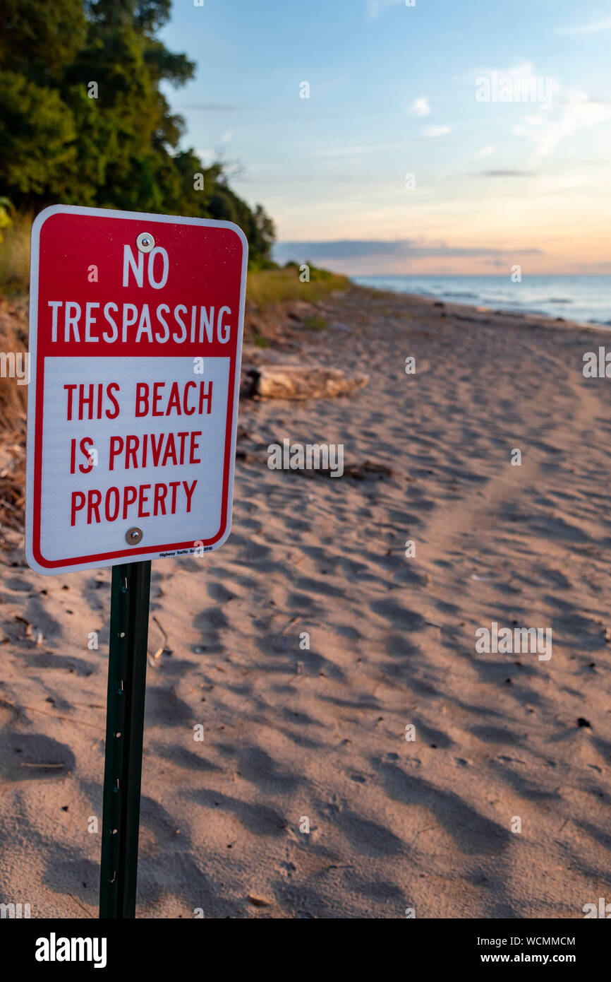 Union Pier, Michigan - un signe met en garde contre l'intrusion sur une plage privée sur les rives du lac Michigan. Banque D'Images