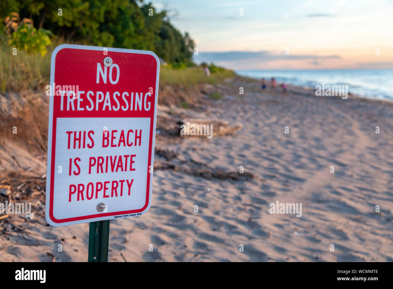 Union Pier, Michigan - un signe met en garde contre l'intrusion sur une plage privée sur les rives du lac Michigan. Banque D'Images