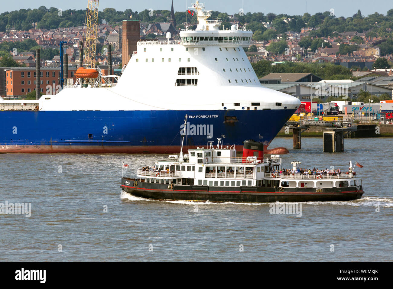 Le trafic maritime sur le fleuve Mersey. Liverpool. England UK Banque D'Images