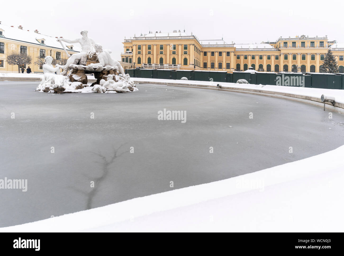 L'eau congelée de Naiad Fontaine et neige autour de palais de Schonbrunn, Vienne, Autriche Banque D'Images