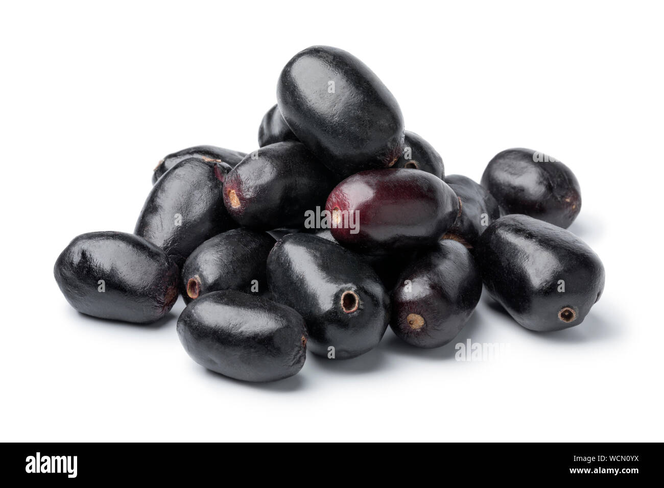 Tas de petits fruits Jamun frais isolé sur fond blanc Banque D'Images