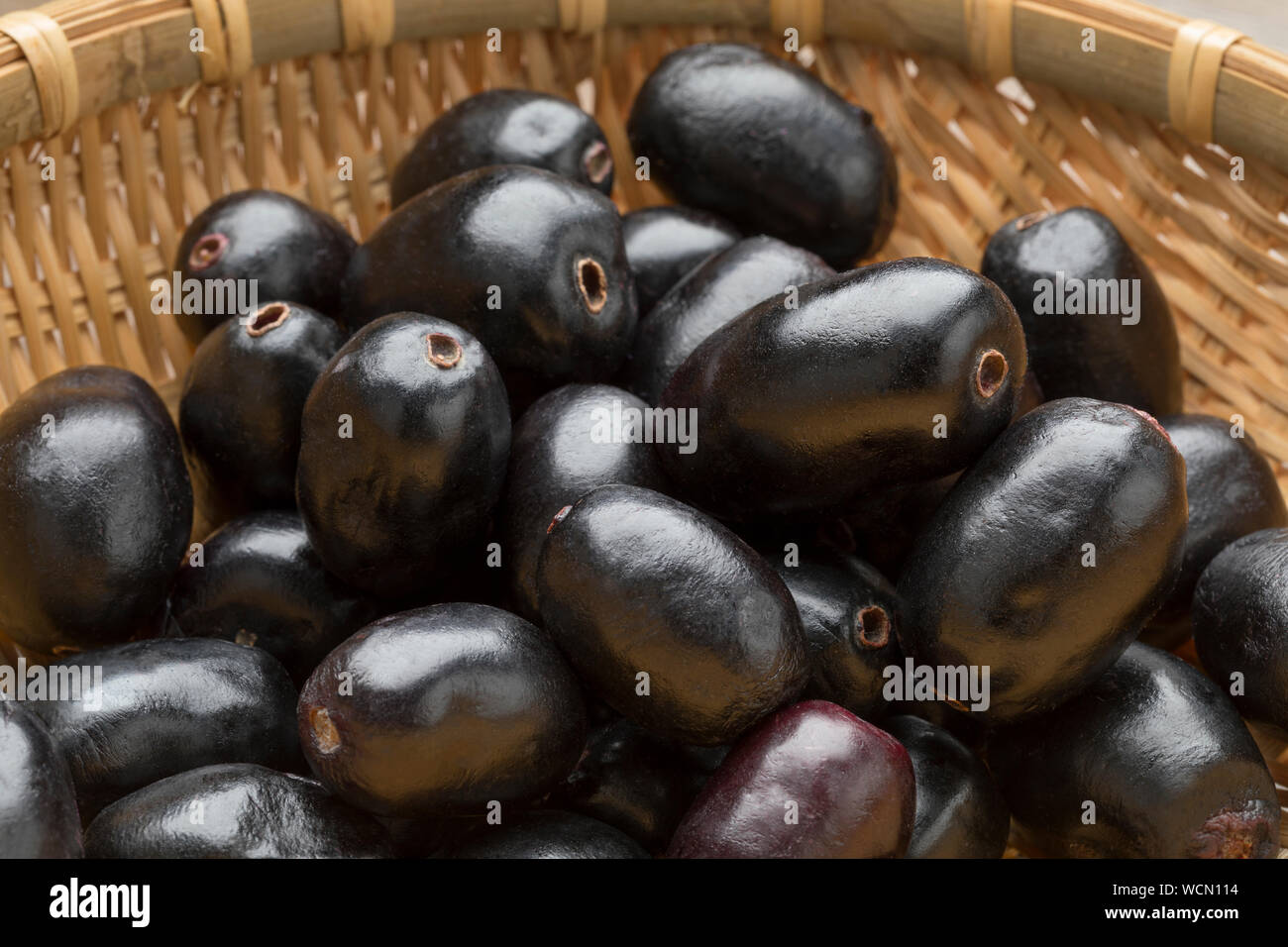 Jamun frais entier dans un panier de fruits Banque D'Images