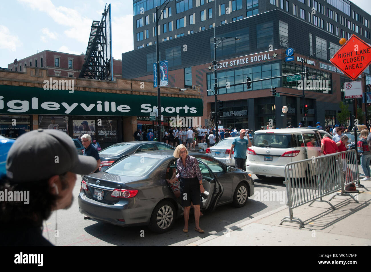 Automobiles de tomber en dehors des fans de Chicago Cubs Wrigley Field Banque D'Images