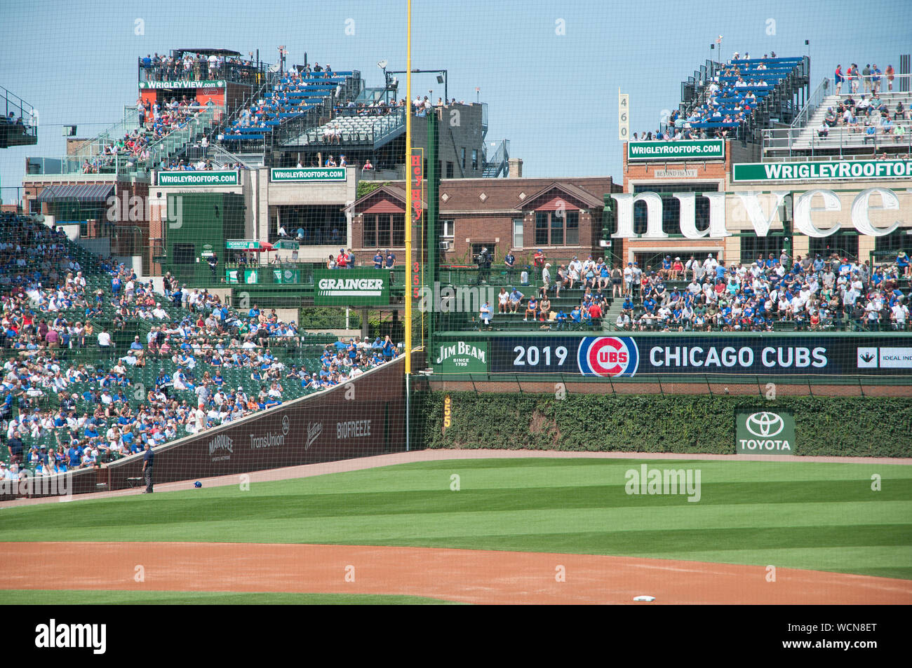 L'équipe de la ligue majeure de baseball de Chicago les Cubs de Chicago et Wrigley Field. Oursons jouaient les Giants de San Francisco et a gagné le match 1-0/ Banque D'Images