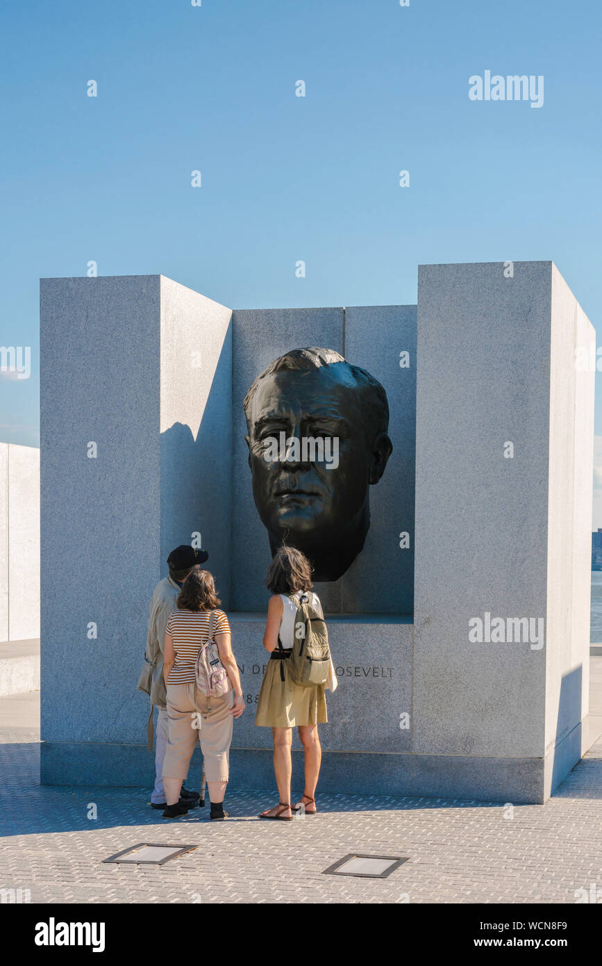 Roosevelt Island Park, vue en été les touristes à la recherche de la maturité à un buste de Franklin D Roosevelt dans les quatre libertés Park, New York City, USA Banque D'Images