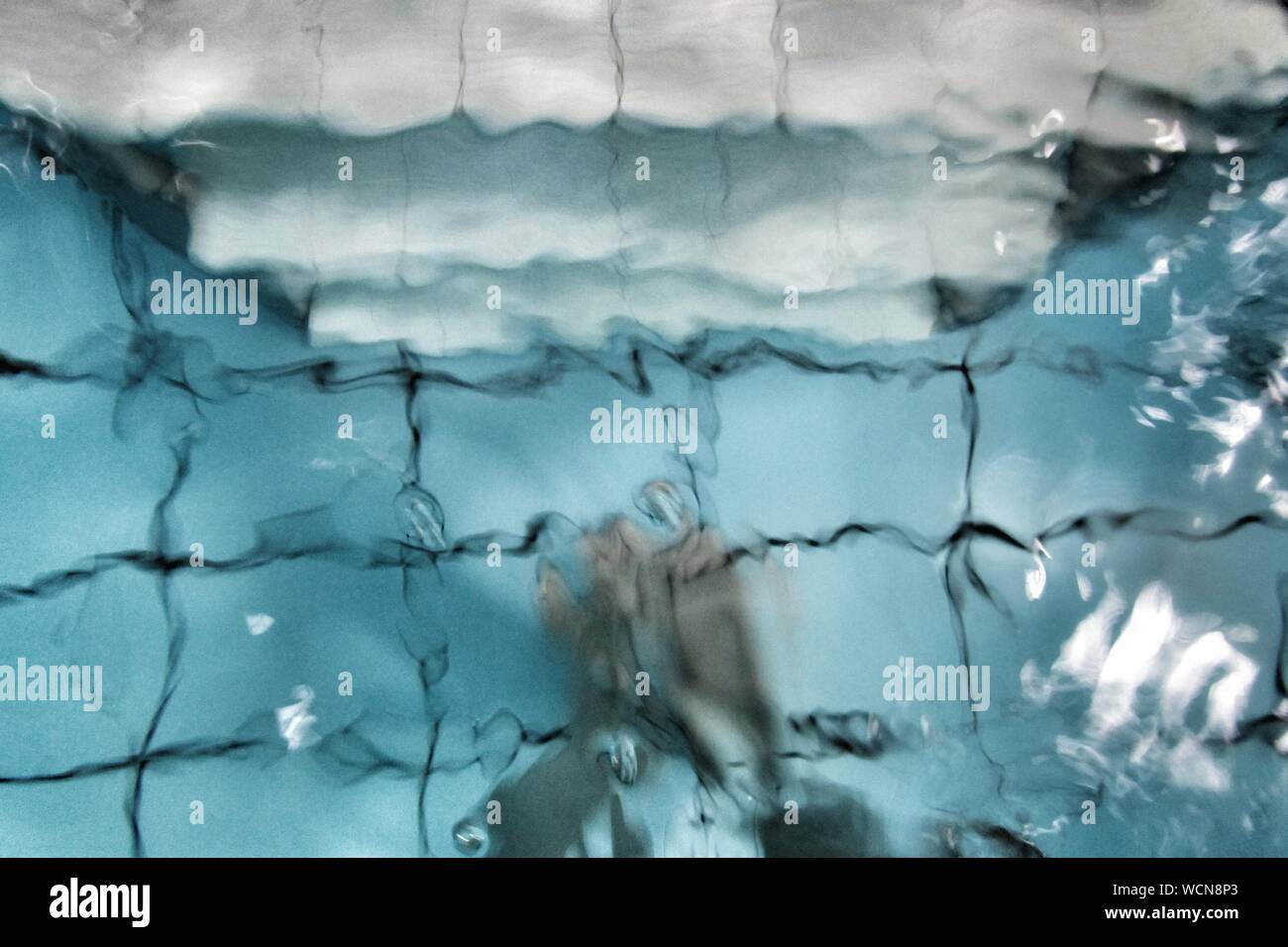 Swiming Pool Refraction Example Reflection refraction in swimming pool Banque de photographies et d ...