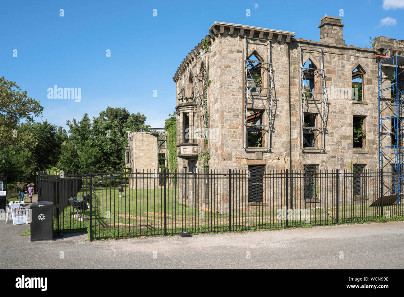 L'hôpital de variole Roosevelt Island, vue sur les ruines de la variole s'appuyant sur l'hôpital Roosevelt Island, New York City, USA Banque D'Images