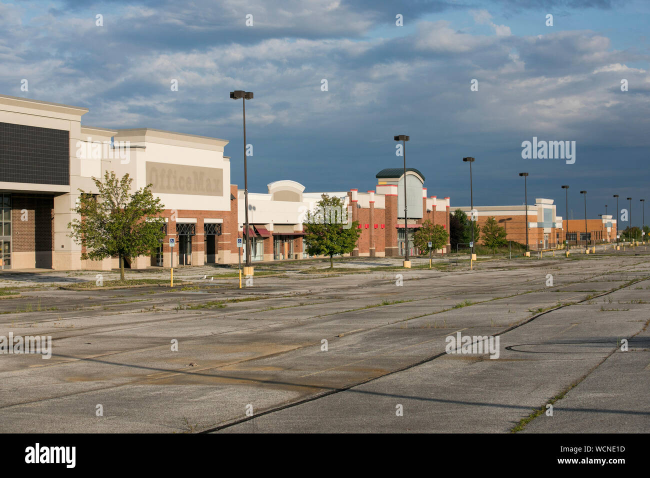 Une rangée de magasins de détail fermées et abandonnées dans un centre commercial abandonné dans Garfield Heights, Ohio le 12 août 2019 Banque D'Images