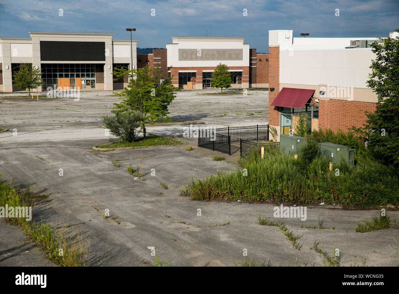 Une rangée de magasins de détail fermées et abandonnées dans un centre commercial abandonné dans Garfield Heights, Ohio le 12 août 2019 Banque D'Images