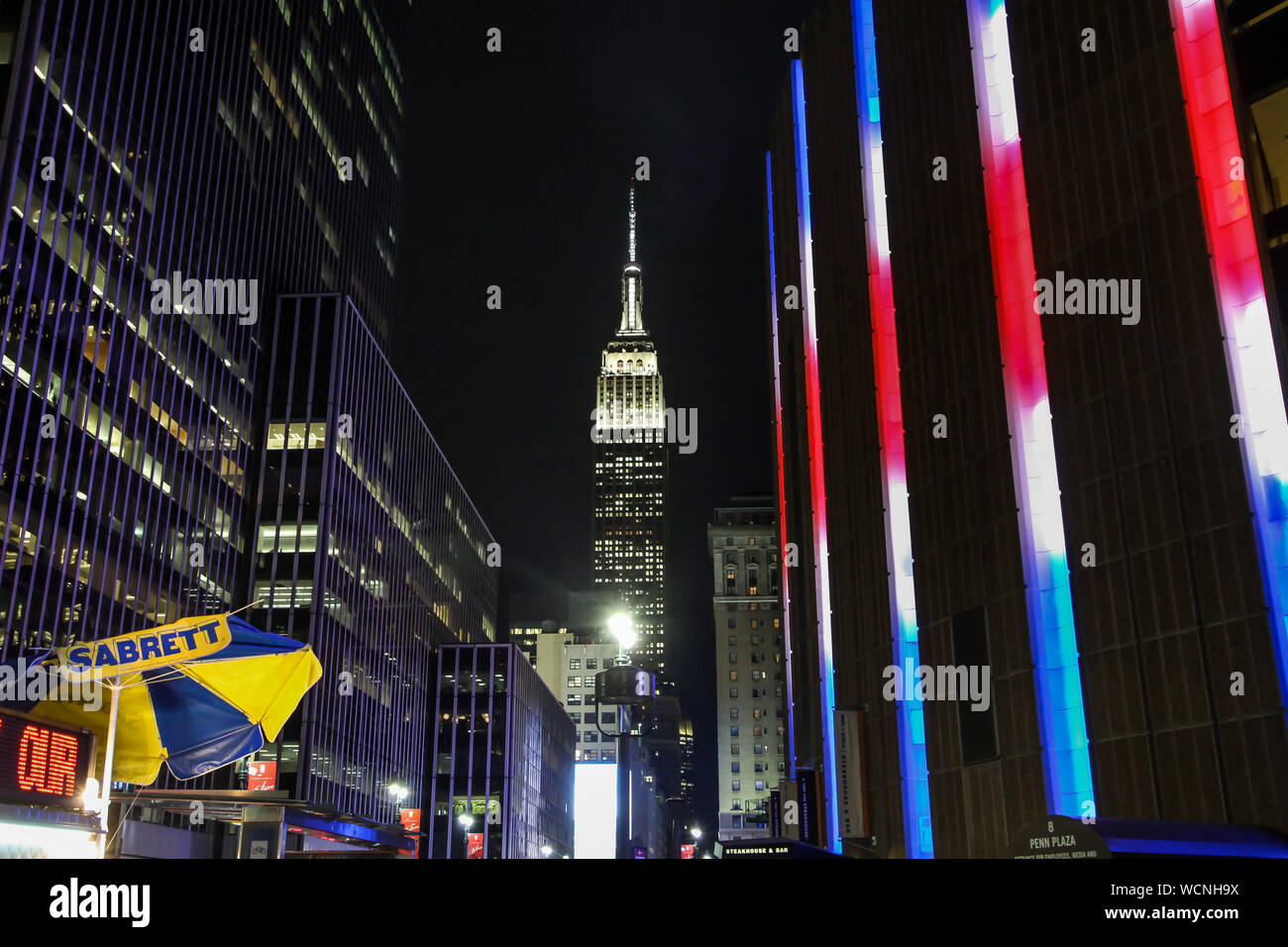 NEW YORK, NY - 05 novembre : Soirée lumières avec Empire State building vue à partir de la rue, près de Madison Square Garden à New York. Banque D'Images