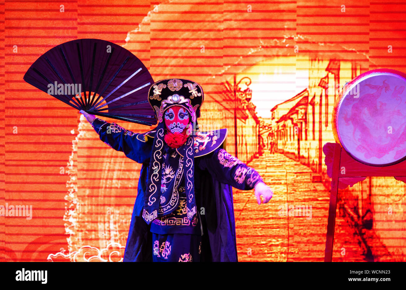 Chengdu, Chine - 26 juillet 2019 : modification de l'opéra théâtre chinois Sichuan stunt show performance sur scène à Chengdu en Chine Banque D'Images
