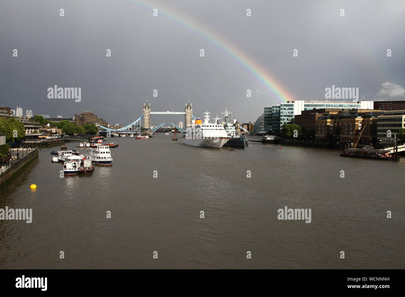 PORT DE LONDRES AVEC RAINBOW ET LE NAVIRE DE CROISIÈRE COLUMBUS À CÔTÉ DE HMS BELFAST. TOWER BRIDGE. Extérieure de Londres. La ville de Londres. Points de repère de Londres. Le tourisme . CITY BREAKS. CAPITAL CITIES. L'Angleterre. La Grande-Bretagne. La Grande-bretagne. Les îles Britanniques. Les voyages. Banque D'Images