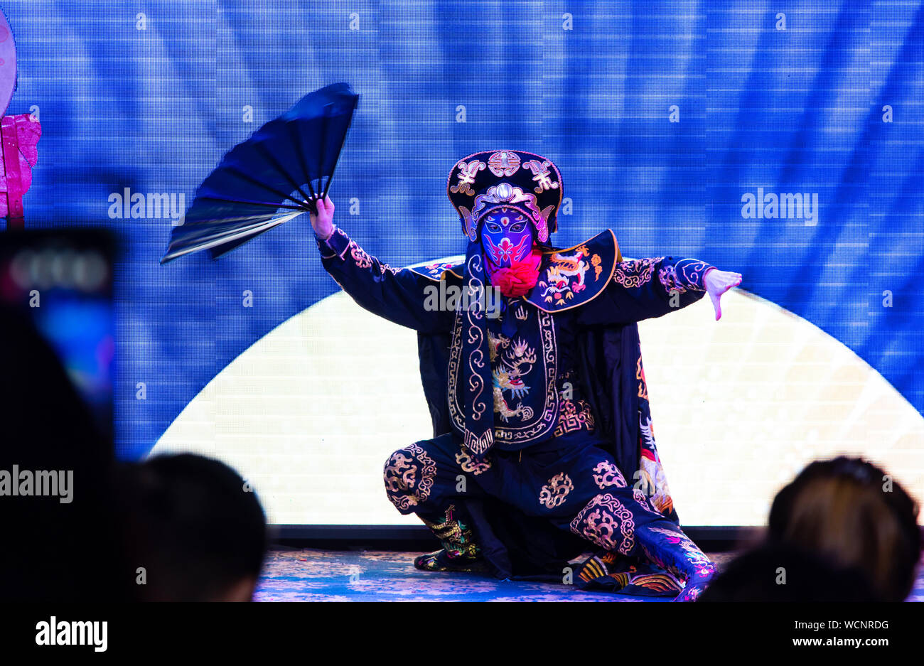 Chengdu, Chine - 26 juillet 2019 : modification de l'opéra théâtre chinois Sichuan stunt show performance sur scène à Chengdu en Chine Banque D'Images