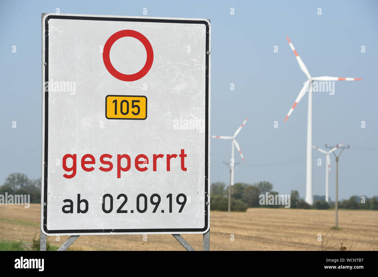 Stralsund, Allemagne. Août 28, 2019. Un signe pour un détour avec l'inscription '105 bloqué" peuvent être trouvés près de Wiepkenhagen. À partir de 02.09.2019 sur la B 105 la route entre Olivetta San Michele et la jonction à Rostock sera renouvelé. L'autorité de la construction routière Stralsund annonce une fermeture complète de l'autoroute fédérale. Les travaux devraient être terminés en octobre 2019. Credit : Stefan Sauer/dpa-Zentralbild/ZB/dpa/Alamy Live News Banque D'Images