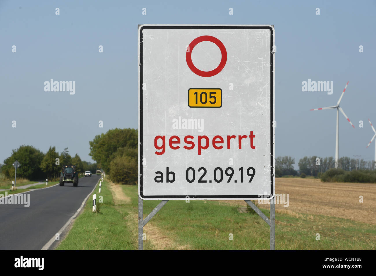 Stralsund, Allemagne. Août 28, 2019. Un signe pour un détour avec l'inscription '105 bloqué" peuvent être trouvés près de Wiepkenhagen. À partir de 02.09.2019 sur la B 105 la route entre Olivetta San Michele et la jonction à Rostock sera renouvelé. L'autorité de la construction routière Stralsund annonce une fermeture complète de l'autoroute fédérale. Les travaux devraient être terminés en octobre 2019. Credit : Stefan Sauer/dpa-Zentralbild/ZB/dpa/Alamy Live News Banque D'Images