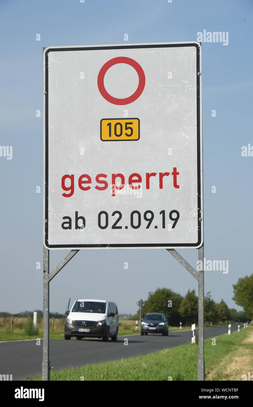 Stralsund, Allemagne. Août 28, 2019. Un signe pour un détour avec l'inscription '105 bloqué" peuvent être trouvés près de Wiepkenhagen. À partir de 02.09.2019 sur la B 105 la route entre Olivetta San Michele et la jonction à Rostock sera renouvelé. L'autorité de la construction routière Stralsund annonce une fermeture complète de l'autoroute fédérale. Les travaux devraient être terminés en octobre 2019. Credit : Stefan Sauer/dpa-Zentralbild/ZB/dpa/Alamy Live News Banque D'Images