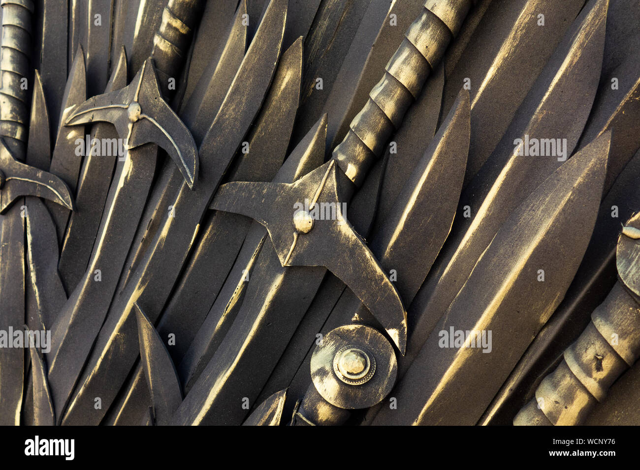 Fond épées. Des piles de bronze antique arme froide vue en gros plan. Décoration toile dans un style médiéval. Des rois, des chevaliers et des munitions guerrier ele Banque D'Images