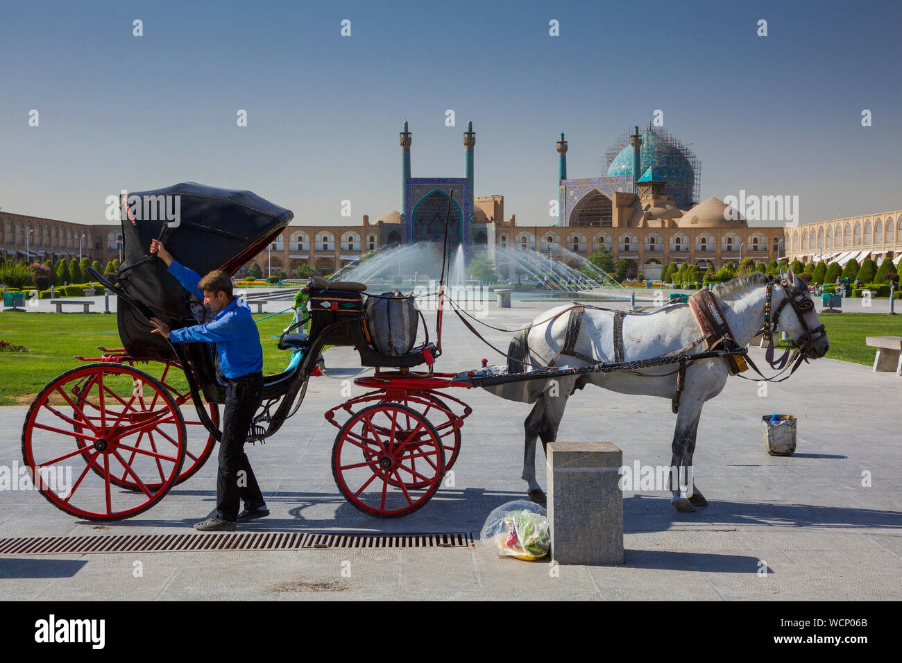 Transport touristique et la mosquée du Shah. Banque D'Images