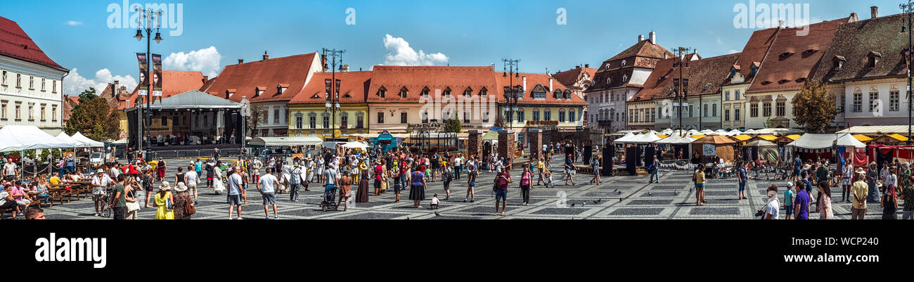 La ville de Sibiu, Roumanie - 25 août 2019. Vue panoramique sur la Grande Place de Sibiu au cours de la Fête médiévale 2019 manuel Banque D'Images