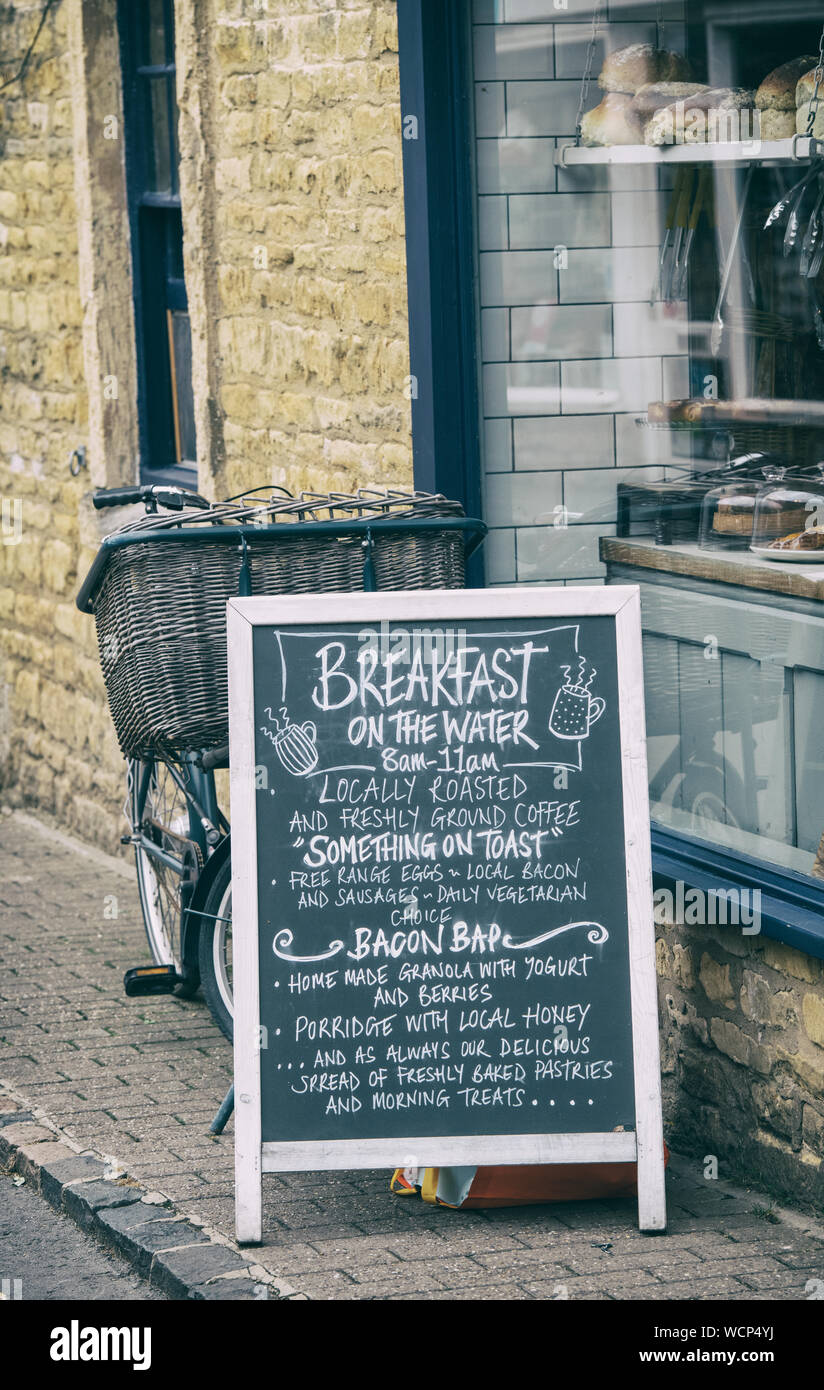 Bakery Shop. Boulangerie sur l'eau. Bourton on the water. Des Cotswolds. Le Gloucestershire, Angleterre. Vintage filtre appliqué Banque D'Images