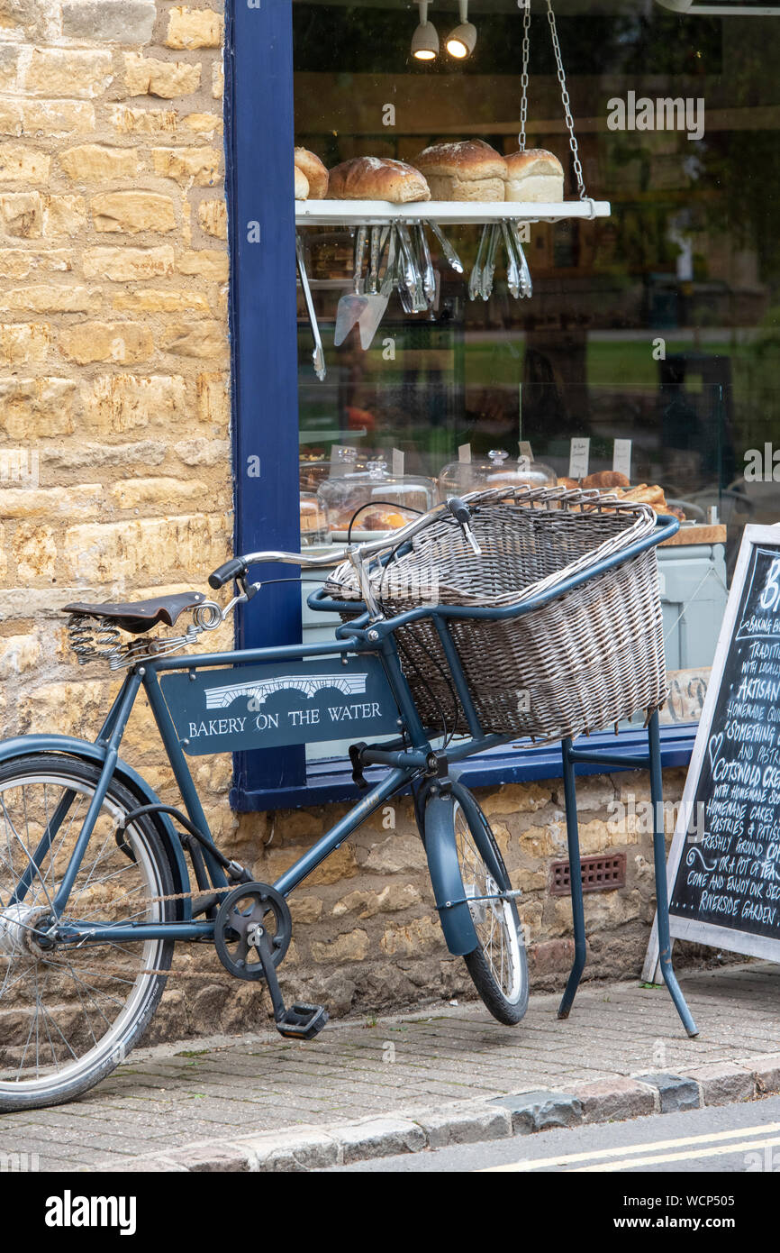 Bakery Shop. Boulangerie sur l'eau. Bourton on the water. Des Cotswolds. Le Gloucestershire, Angleterre Banque D'Images