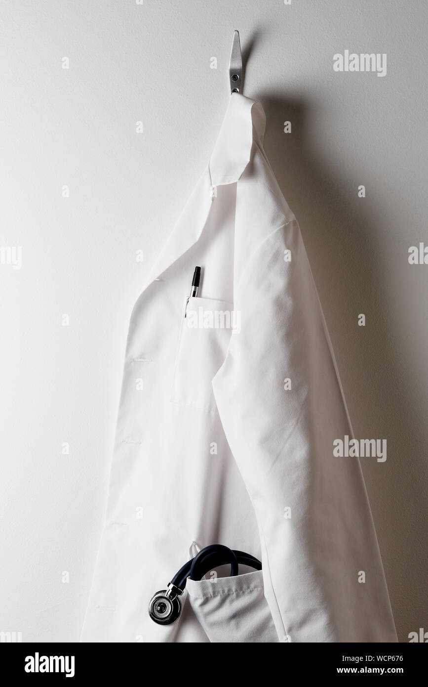 Les médecins d'un sarrau blanc et suspendu à un crochet avec stéthoscope dans poche. Banque D'Images