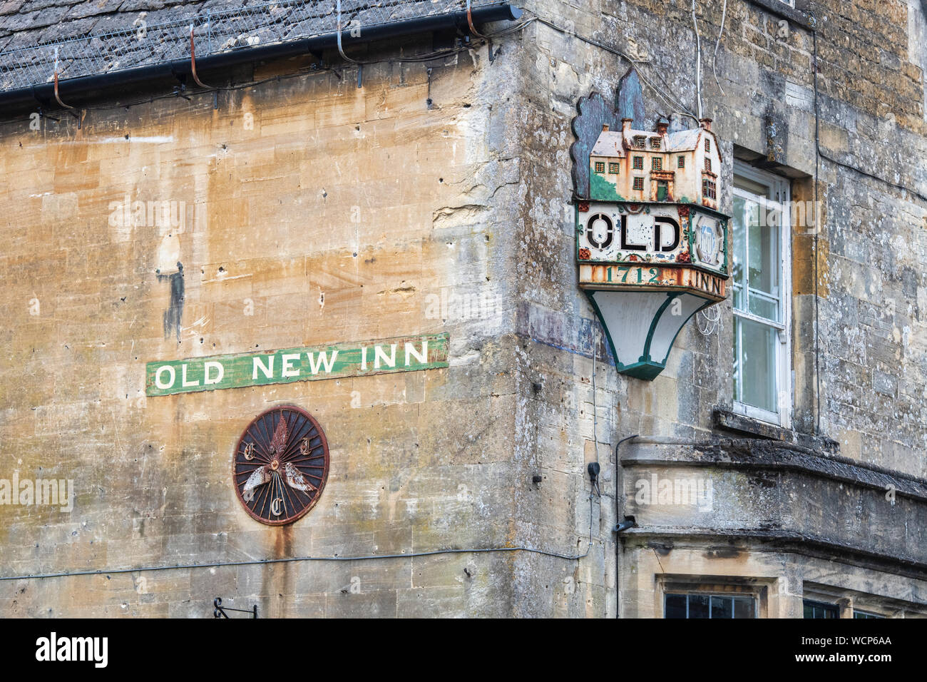 L'ancien nouveau inn en matin tôt en automne. Kingham, Cotswolds, Gloucestershire, Angleterre Banque D'Images