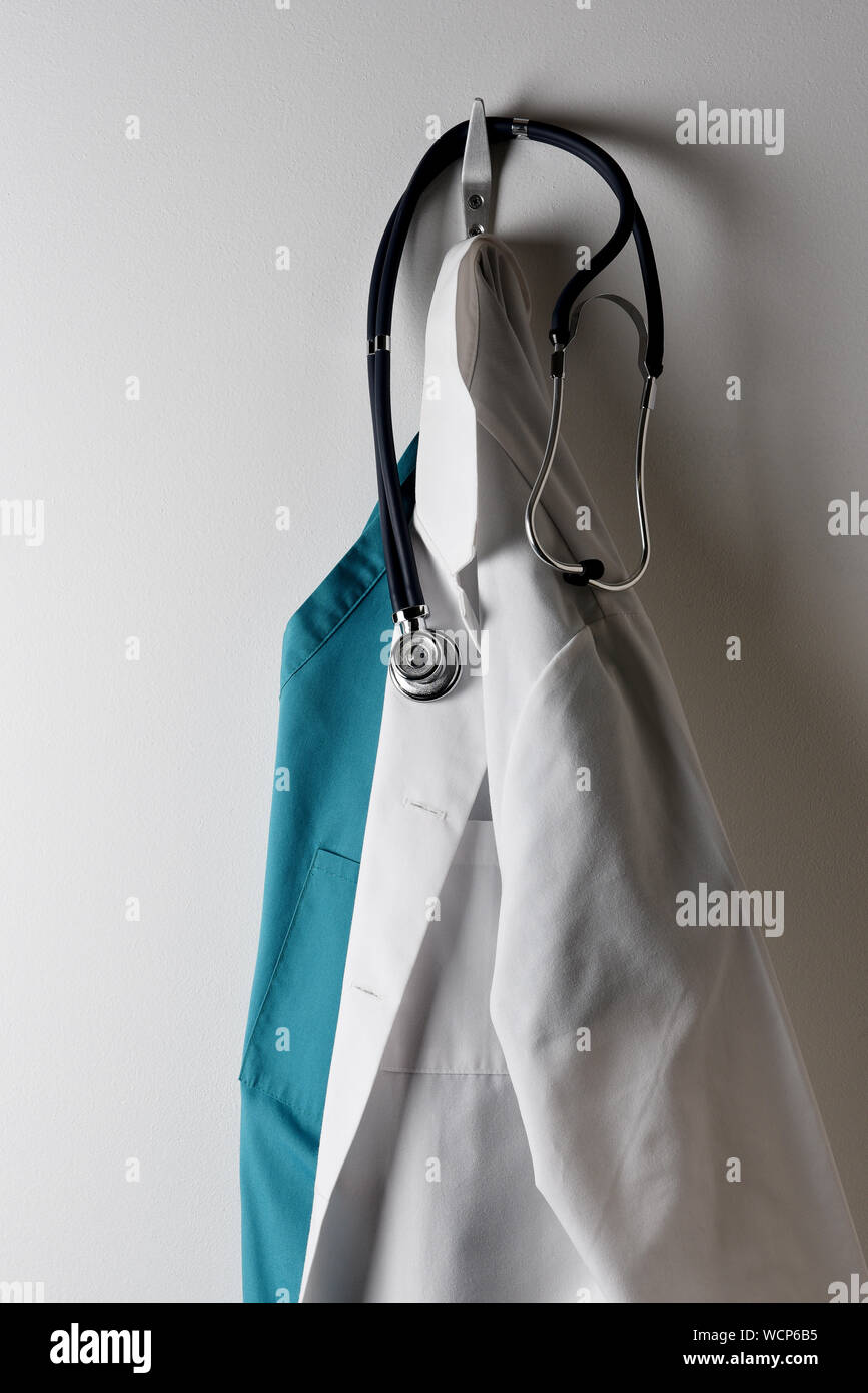 Les médecins d'un sarrau blanc et vert des gommages corporels suspendu à un crochet avec stéthoscope. Banque D'Images