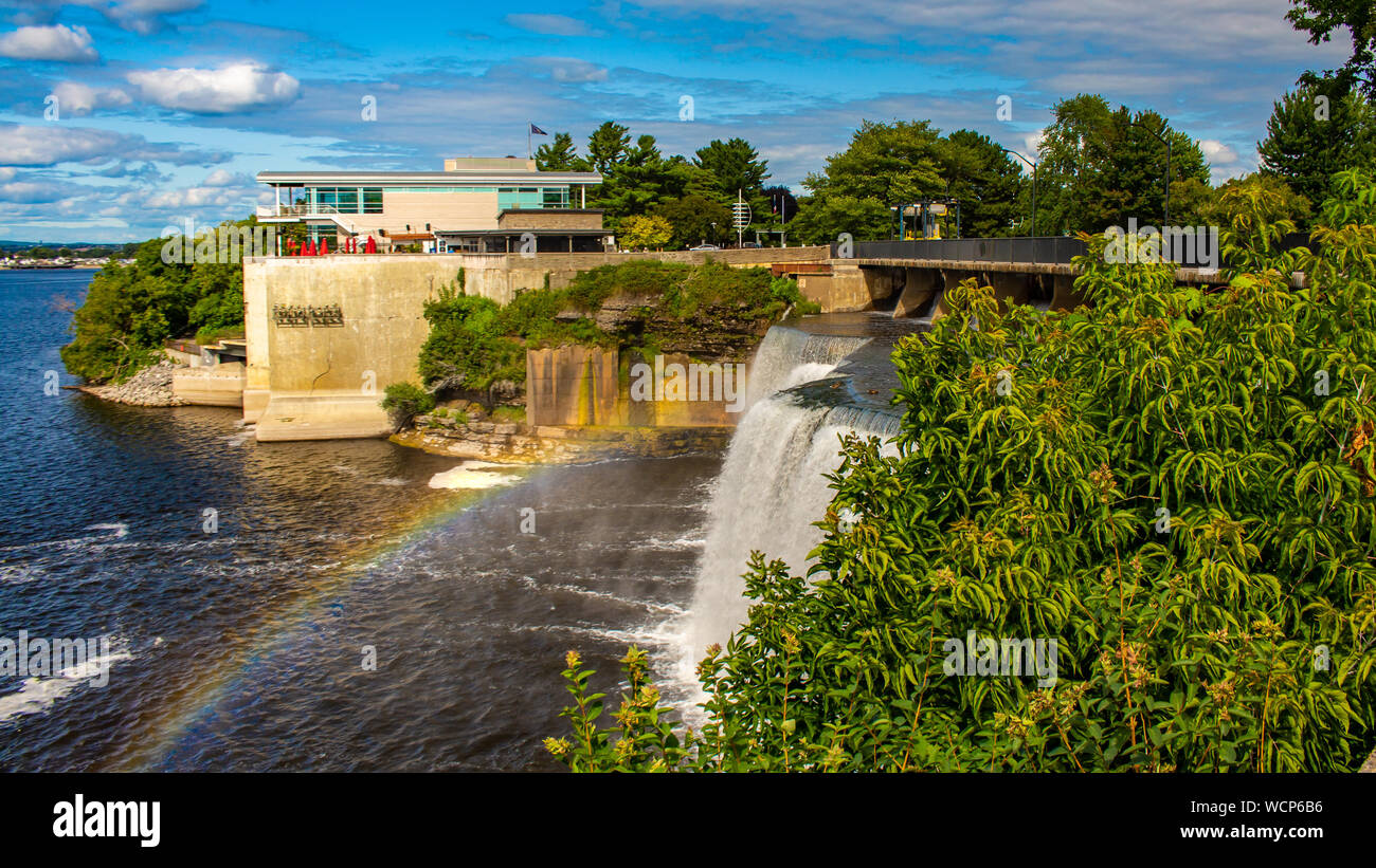 Un arc-en-ciel apparaît dans le brouillard produit par une chute d'eau. Banque D'Images