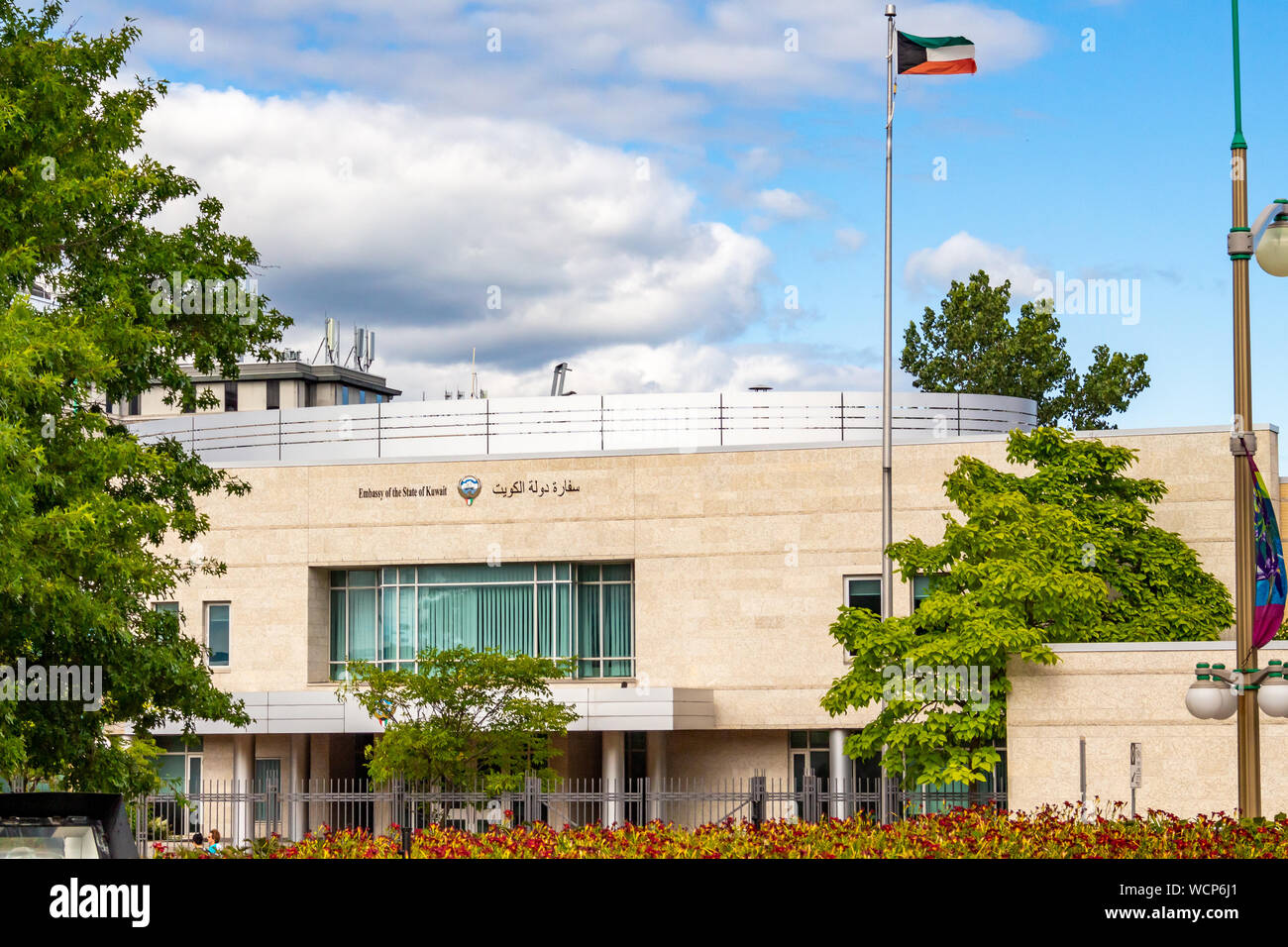 L'ambassade de l'État du Koweït au 333, promenade Sussex est vu avec le drapeau national du Koweït avant l'avion. Banque D'Images