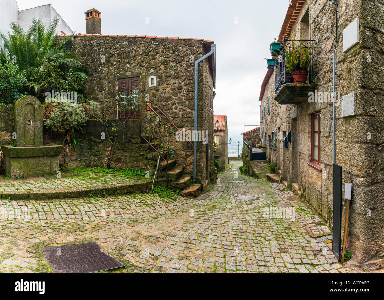 Old street dans le village de Monsanto, Portugal Banque D'Images