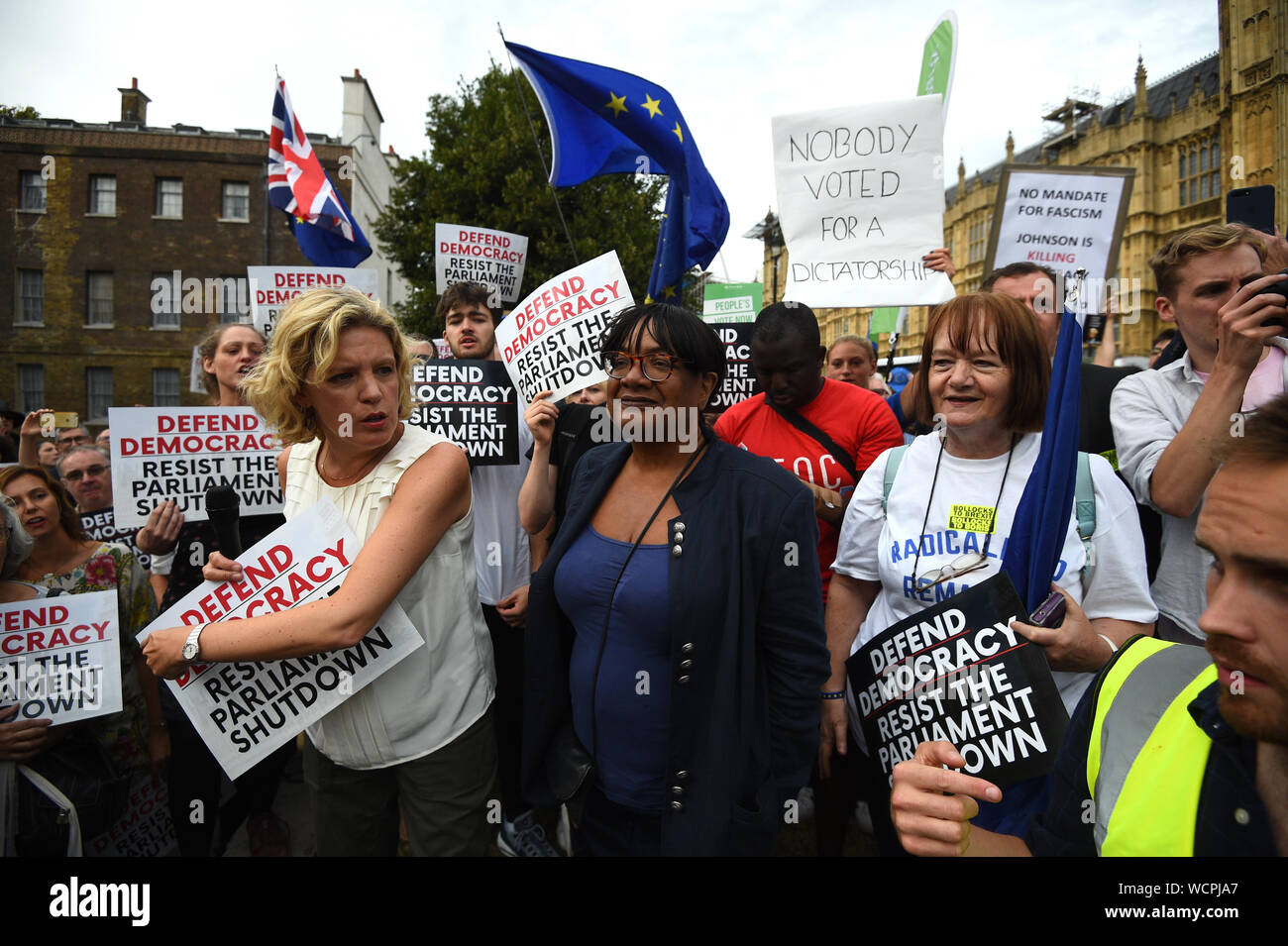 Shadow home secretary Diane Abbott se joint aux manifestants devant les Chambres du Parlement, Londres, pour manifester contre le premier ministre Boris Johnson fermer temporairement les communes à partir de la deuxième semaine de septembre jusqu'au 14 octobre où il y aura un discours de la Reine pour l'ouverture d'une nouvelle session du Parlement. Banque D'Images