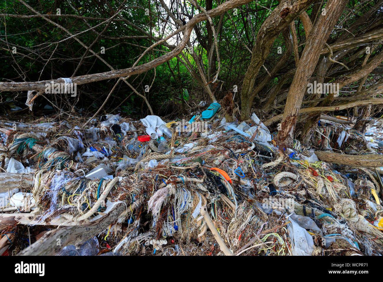 La pollution plastique important sur une plage de Thaïlande island. Banque D'Images